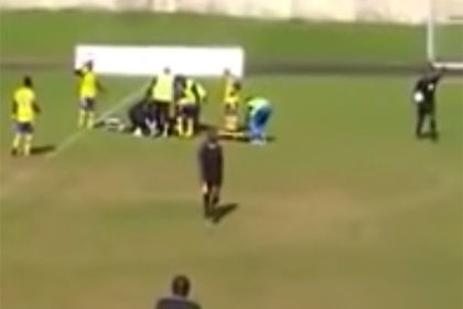 Футболист умер во время матча