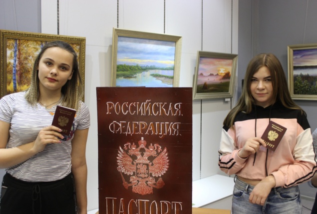 В Ачинске состоялось вручение паспортов юным гражданам РФ