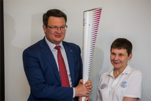 Факел Эстафеты огня Зимней универсиады-2019 передали Симферополю