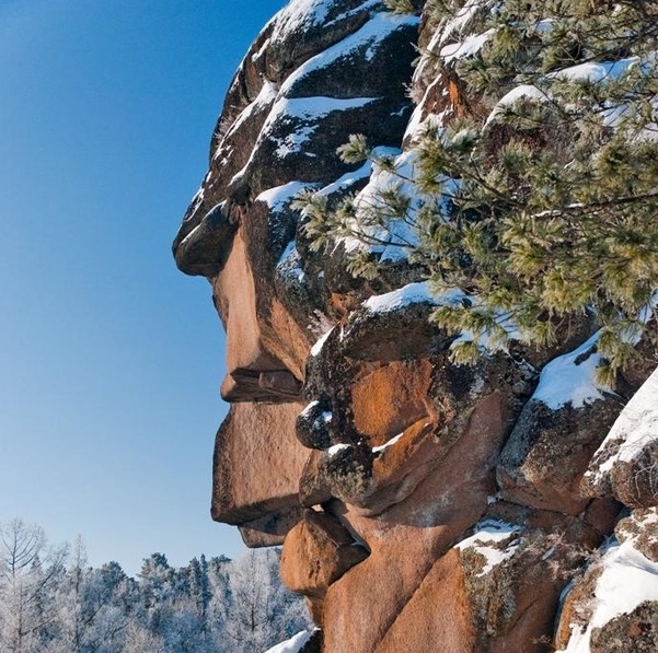 На «Столбах» в районе популярной скалы заблудились четверо туристов