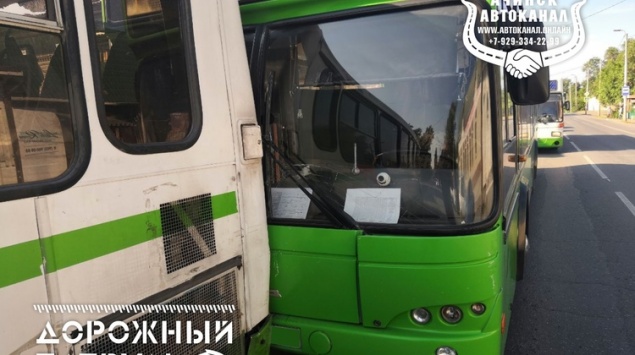 В Ачинске на улице Ленина столкнулись два автобуса