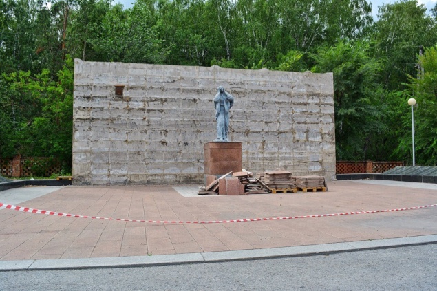 Что улучшится в этом году: в Ачинске началось обновление городского мемориала «Скорбящая мать»