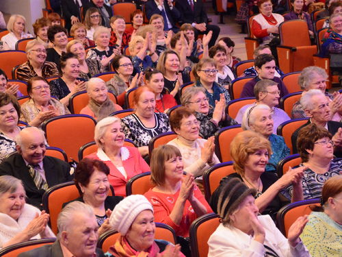 Праздничные концерты, теплые встречи ветеранов и поздравления на дому: Ачинск готовится ко Дню старшего поколения