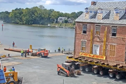 Американец покатал кирпичный дом по реке и прославился