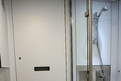 Опубликованы первые фотографии российского плацкартного вагона с душем