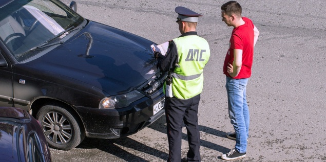 Новая ловушка для автомобилистов: инспектор тормозит под камерой