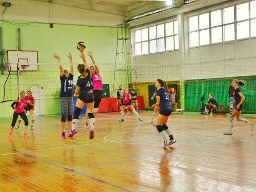 В Ачинске завершился чемпионат города по волейболу среди женских команд
