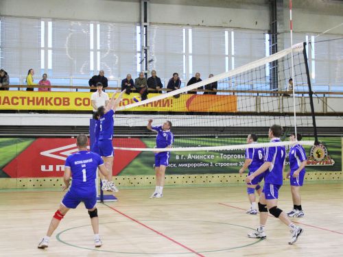 В Ачинске продолжается чемпионат по волейболу