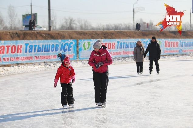 В Красноярске открылся самый большой каток. Посетители уже жалуются на гигантские очереди