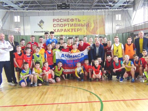 Прославленный ачинский футболист Иван Игнатьев поделился опытом с подрастающим поколением спортсменов