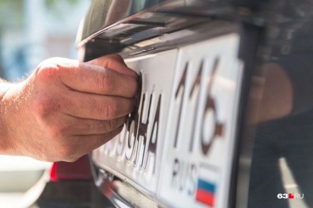 «На рынке хаос»: почему дилеры до сих пор не выдают номера вместо ГИБДД