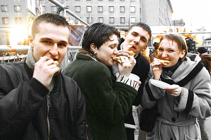 Россиянам захотели запретить есть на скорость