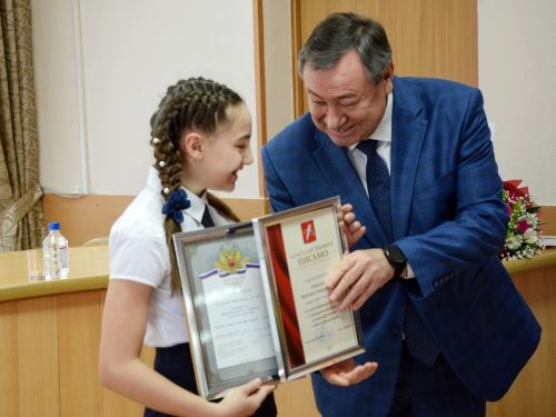 Глава города вручил благодарственные письма и грамоты отличившимся ачинцам