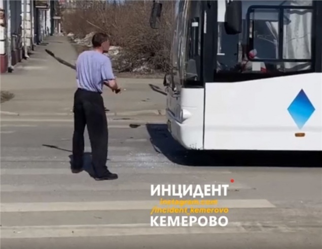 В Кемерово мужчина с лопатой напал на автобусы