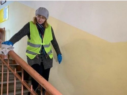 Глава Ачинска Илай Ахметов потребовал усилить контроль за дезинфекцией и уборкой подъездов МКД