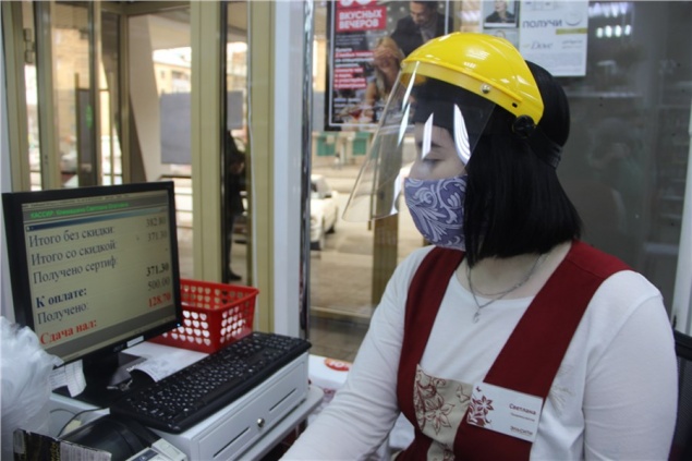 В Красноярске продавцам начали выдавать защитные каски от коронавируса