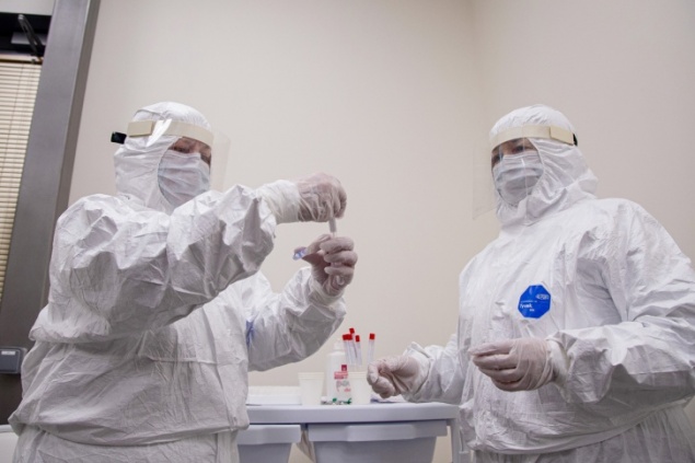 Почти половина зараженных коронавирусом переносит его без симптомов (и заражает других)