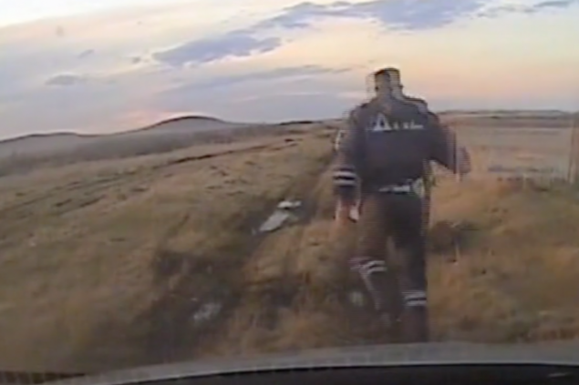 Человека расстреляли двое мужчин на проселочной дороге. Убийство записала патрульная камера