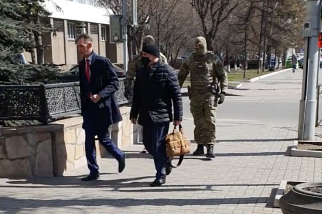 Опубликовано видео задержания помощника Быкова. Его подозревают в попытке обмануть бизнесмена на 10 млн