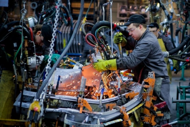 «Кризис будет затяжным»: сотрудники автозаводов выстраиваются в очередь за увольнением