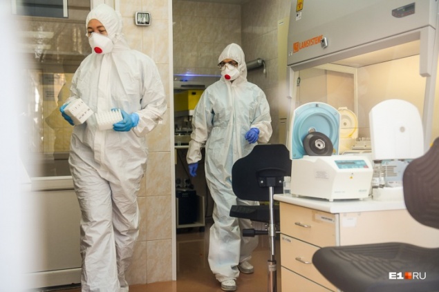 «Существовал задолго до этого»: в Китае назвали ошибочной версию появления коронавируса на продуктовом рынке