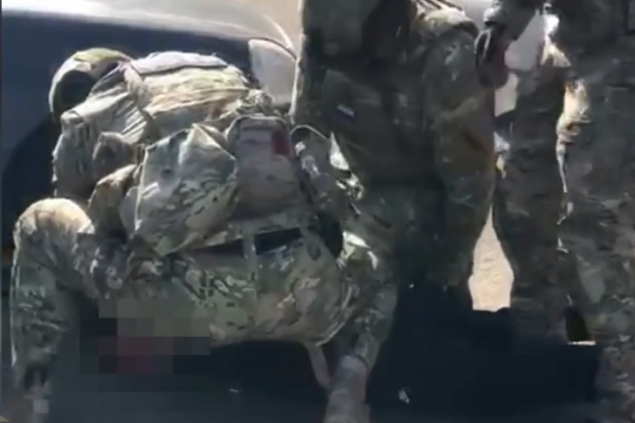 «Купил две шаурмы»: трех сбытчиков фальшивых 5-тысячных купюр жестко задержали силовики