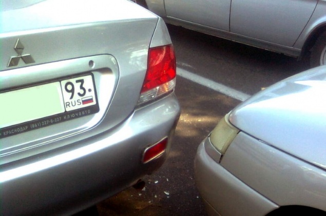 Машины стукнулись зеркалами, повреждений нет. Надо ли вызывать ГИБДД?