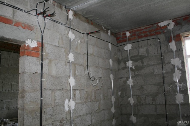 Объясняет юрист: Почему нельзя штробить стены под электрику