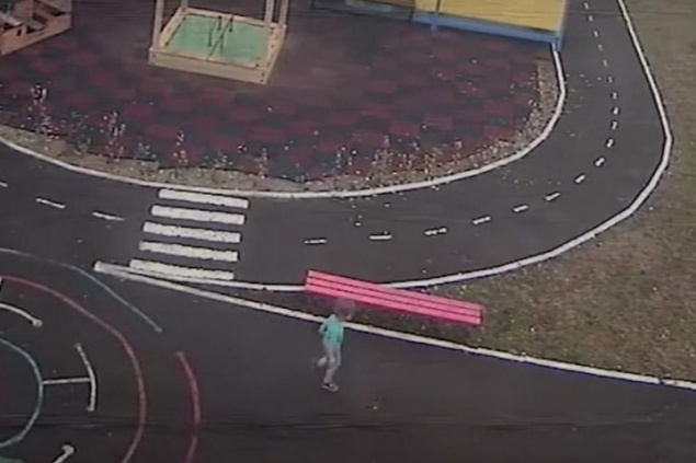 Двухлетний ребенок в Канске ушел из садика в майке и шортах