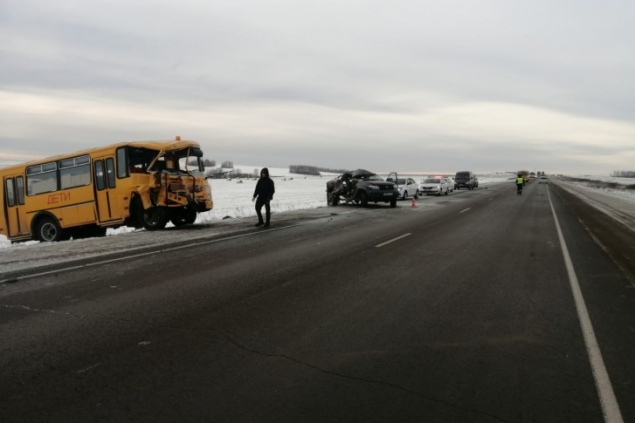 На обходе Красноярска УАЗ влетел в школьный автобус: есть погибший