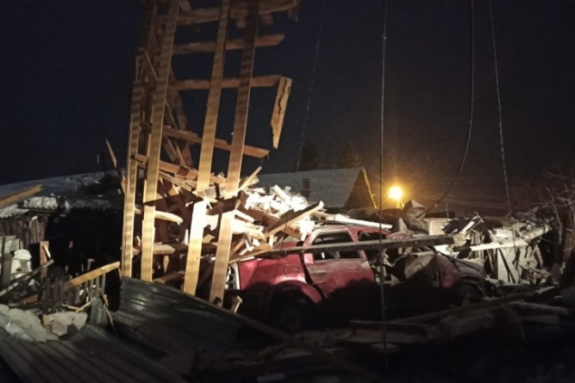 «Гараж в щепки»: в Енисейске взорвался автомобиль с газовым баллоном, пострадал водитель