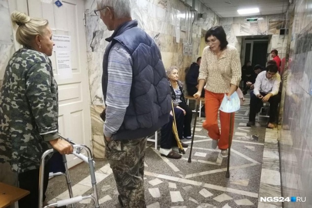 В Красноярске девушка подралась с бабушками из-за очереди в травмпункт