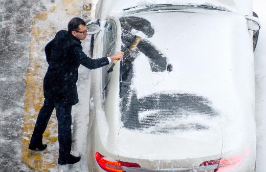 Тяжелая доля: очистка крыш приводит к повреждениям автомобилей