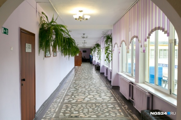 Директор школы «заработала» полмиллиона, 3 года получая зарплату несуществующего подчиненного