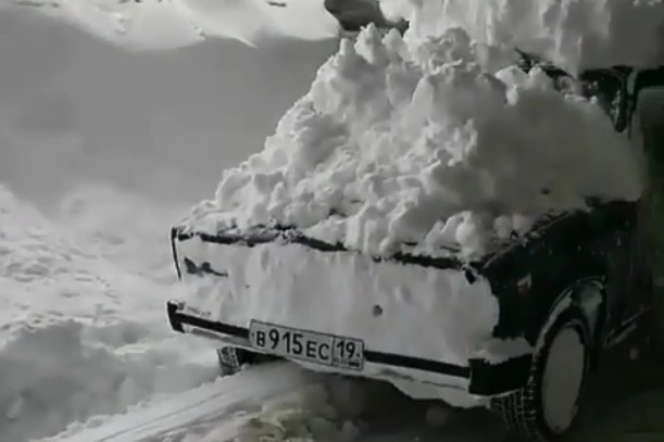 На трассе около Ергаков лавина накрыла машину