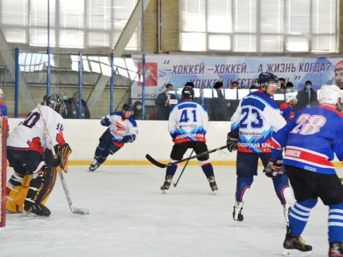 13:7 в нашу пользу: большой хоккейный праздник в Ачинске собрал именитых людей и десятки болельщиков