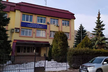 Украинский полицейский случайно выстрелил себе в голову на построении