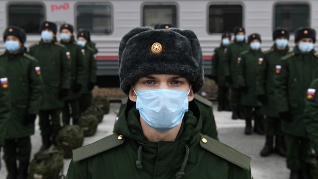 Президент России подписал указ о призыве отслуживших россиян на военные сборы. Одинокие и многодетные отцы повестки не получат