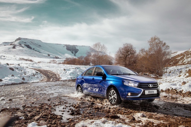 Автомобили «Лада» подорожали в третий раз за год