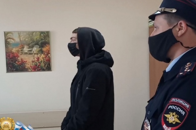 Гонявшего на «Шкоде» по встречке на 200 км/ч водителя отправили под арест на 15 суток