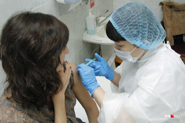 Почему люди заражаются коронавирусом даже после прививки? Отвечают врачи и биолог