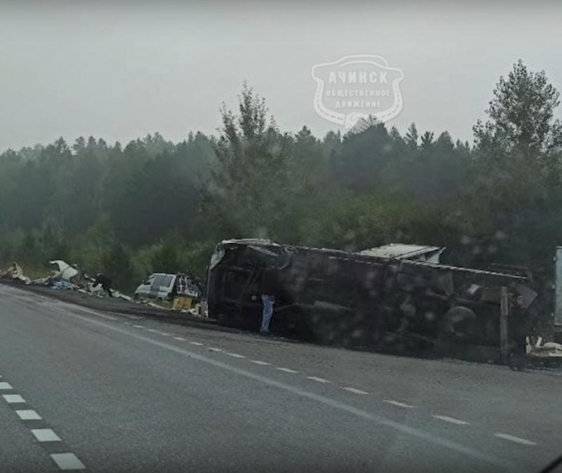 В Ачинском районе после столкновения двух грузовиков пострадал водитель