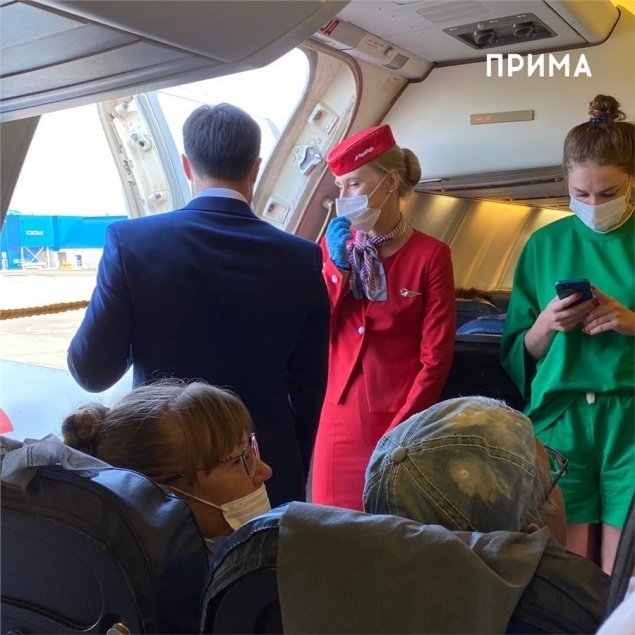 В Красноярске с опозданием на 8 часов приземлился самолет с туристами из Турции. Еще час им пришлось ждать трапа