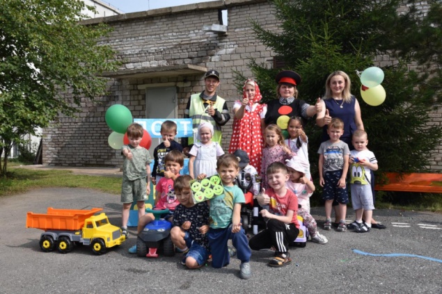 В Ачинске дошкольники отметили День рождения Светофора