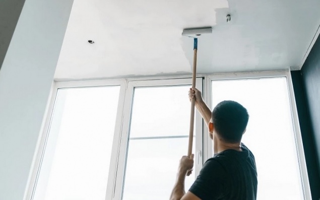 Как быстро смыть побелку с потолка: 4 лучших способа