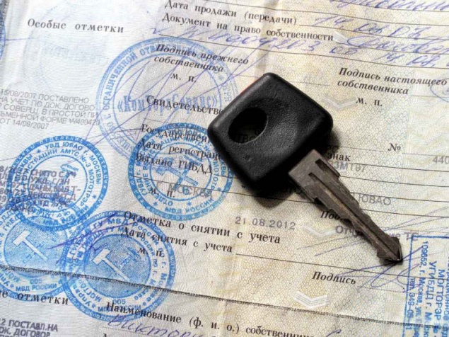 В договоре купли-продажи и ПТС разные фамилии. Что делать, если откажут в регистрации автомобиля?