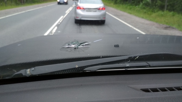 Камень из-под колёс автомобиля или при покосе – это ДТП, работает ли ОСАГО, и кто виноват?