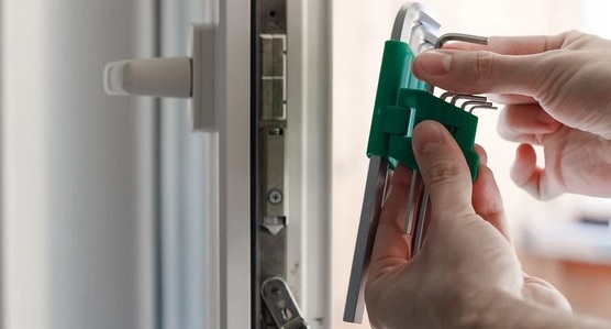 Что делать, если не закрывается пластиковая дверь на балкон: 5 решений разных проблем