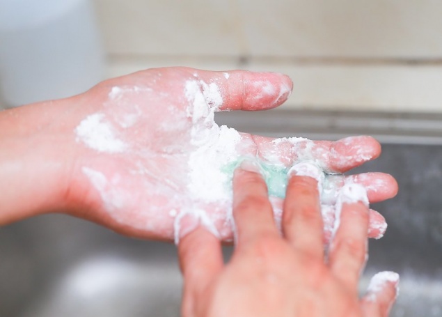 Как и чем отмыть монтажную пену с рук и одежды