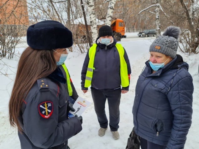 Полицейские и дружинники Ачинска поговорили с гражданами о схемах обмана